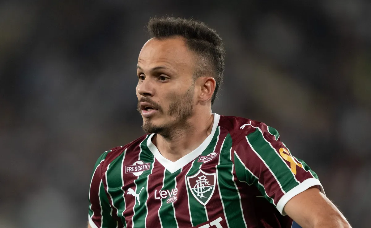 Renê sente dores no tornozelo e vira dúvida no Fluminense para o duelo contra o Coritiba