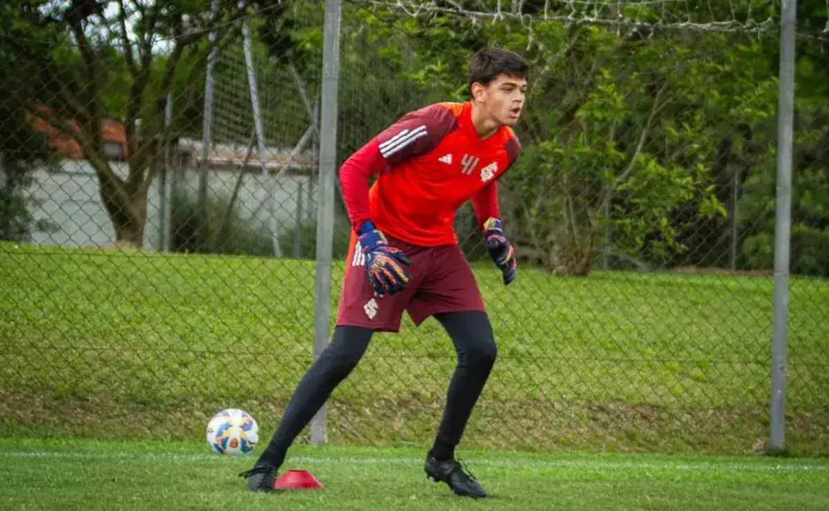 Franthiesco Becker chama atenção nos treinos e cresce nos bastidores do Internacional