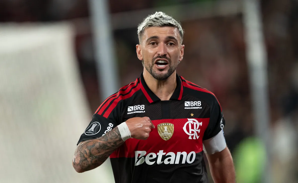 Arrascaeta tranquiliza torcida do Flamengo após cirurgia no punho: “Estamos bem”
