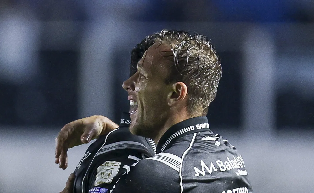Santos usa luvas do acordo com Adidas para quitar um mês de direitos de imagem dos jogadores