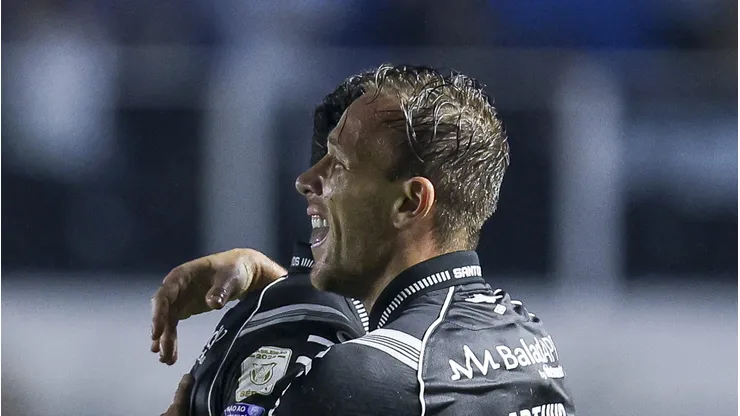 Arthur em campo pelo Santos.