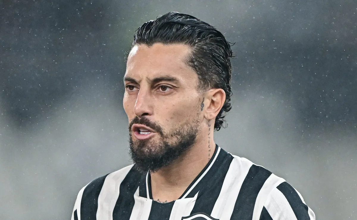 Alex Telles destaca vínculo com o Botafogo e afirma que jogar pelo clube se tornou uma “experiência de vida”