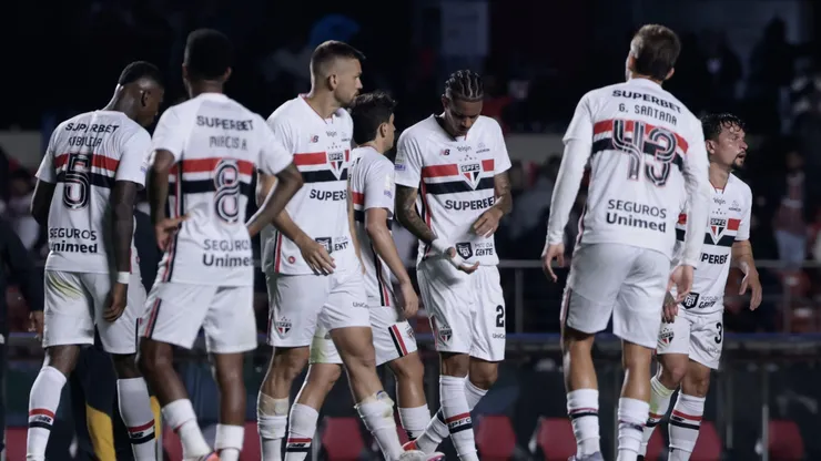 SP - SAO PAULO - 02/10/2026 - BRASILEIRO A 2026, SAO PAULO X SANTOS - jogadores do Sao Paulo lamentam derrota ao final da partida contra o Santos no estadio Morumbi pelo campeonato Brasileiro A 2026. Foto: Marcello Zambrana/AGIF