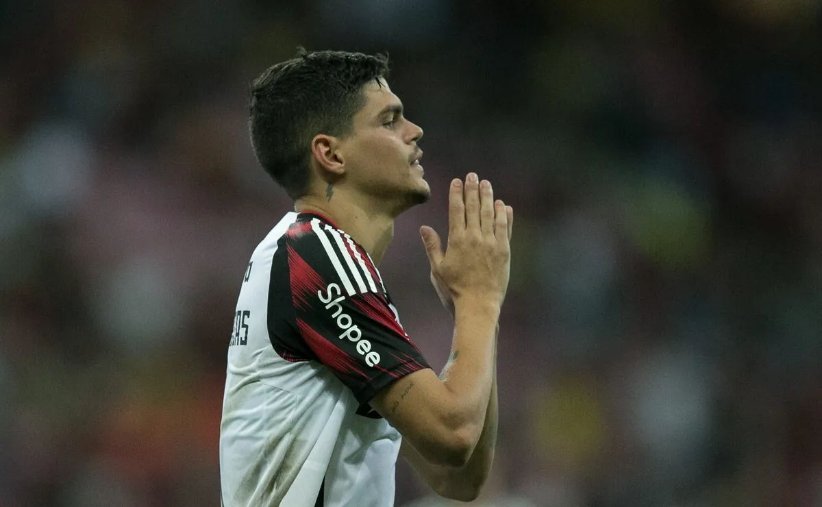 Ayrton Lucas expõe estratégia do Flamengo para conquistar títulos na temporada