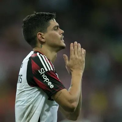 Ayrton Lucas expõe estratégia do Flamengo para conquistar títulos