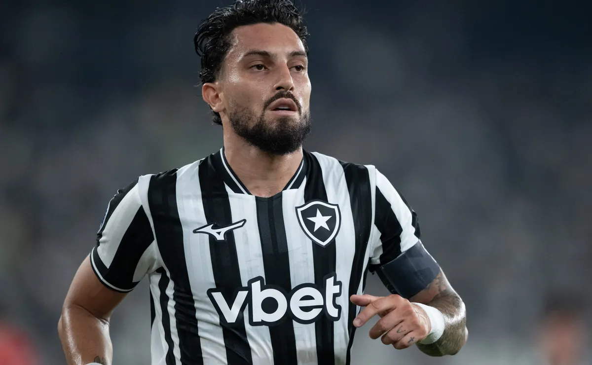 Alex Telles explica decisão de renovar com o Botafogo e projeta vínculo até 2028