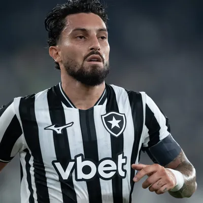 Alex Telles explica por que renovou com o Botafogo