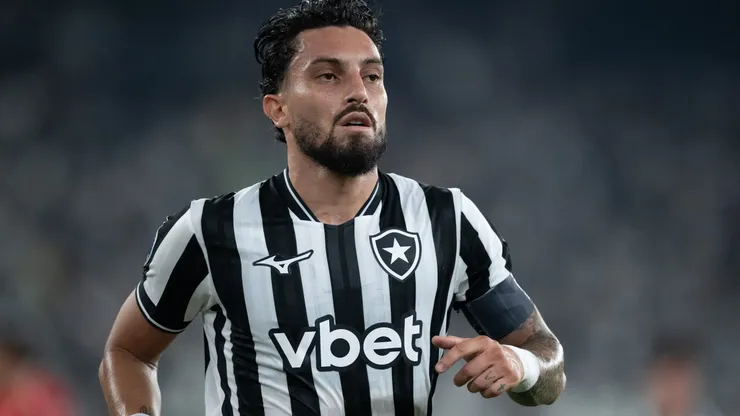 Alex Telles jogador do Botafogo durante partida contra o Cienciano. Foto: Jorge Rodrigues/AGIF