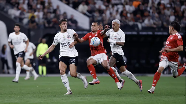 Gabriel Paulista jogador do Corinthians disputa lance com Alan Patrick jogador do Internacional. Foto: Marcello Zambrana/AGIF