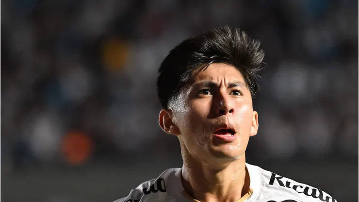 Miguelito em campo com a camisa do Peixe.
