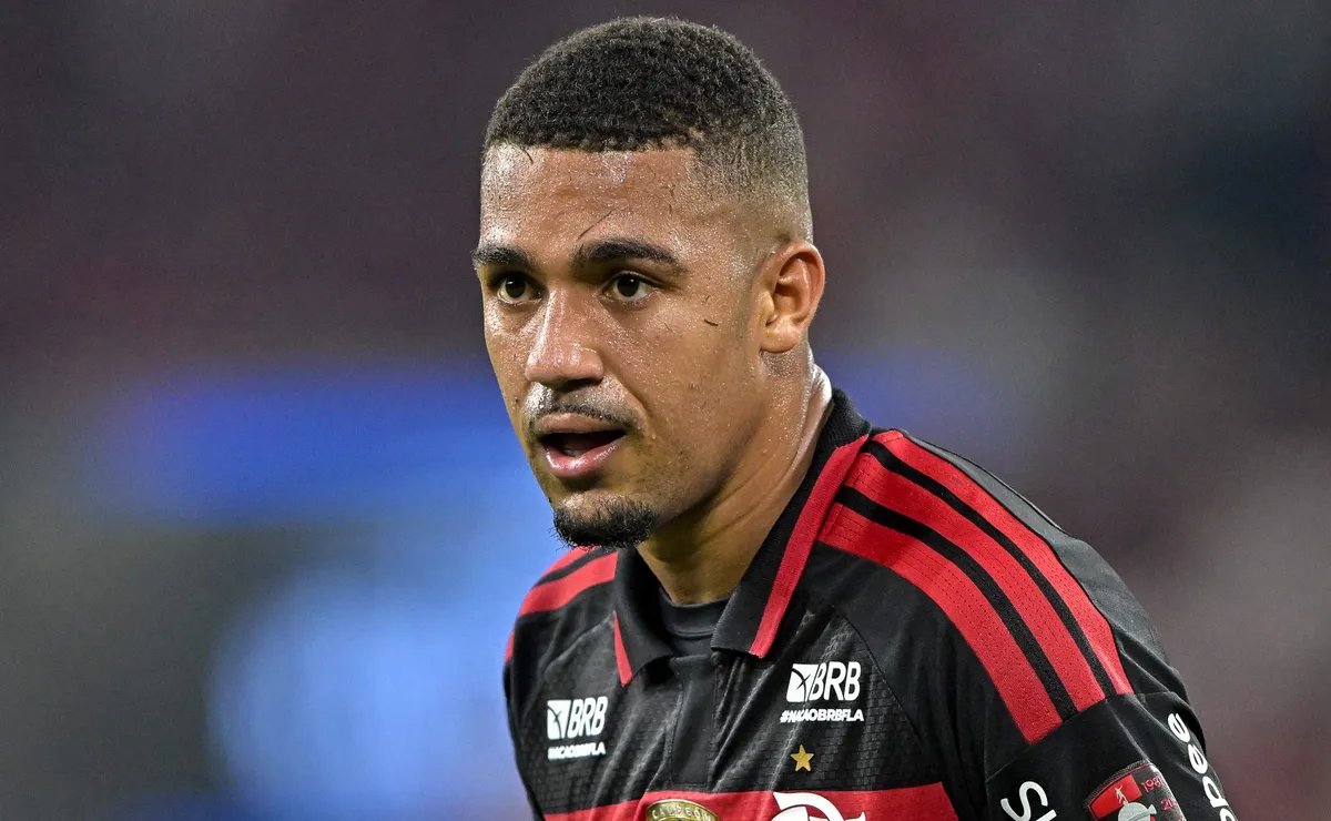 Samuel Lino se coloca à disposição para substituir Arrascaeta no Flamengo