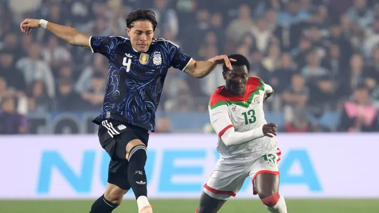 Giay foi titular pela 2ª vez de Scaloni em amistosos da Argentina nesta Data FIFA