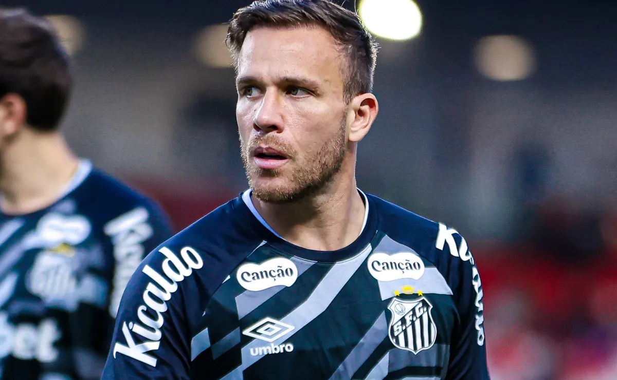 Análise: Arthur mostra personalidade no Santos, domina o meio-campo e ganha pontos com Cuca