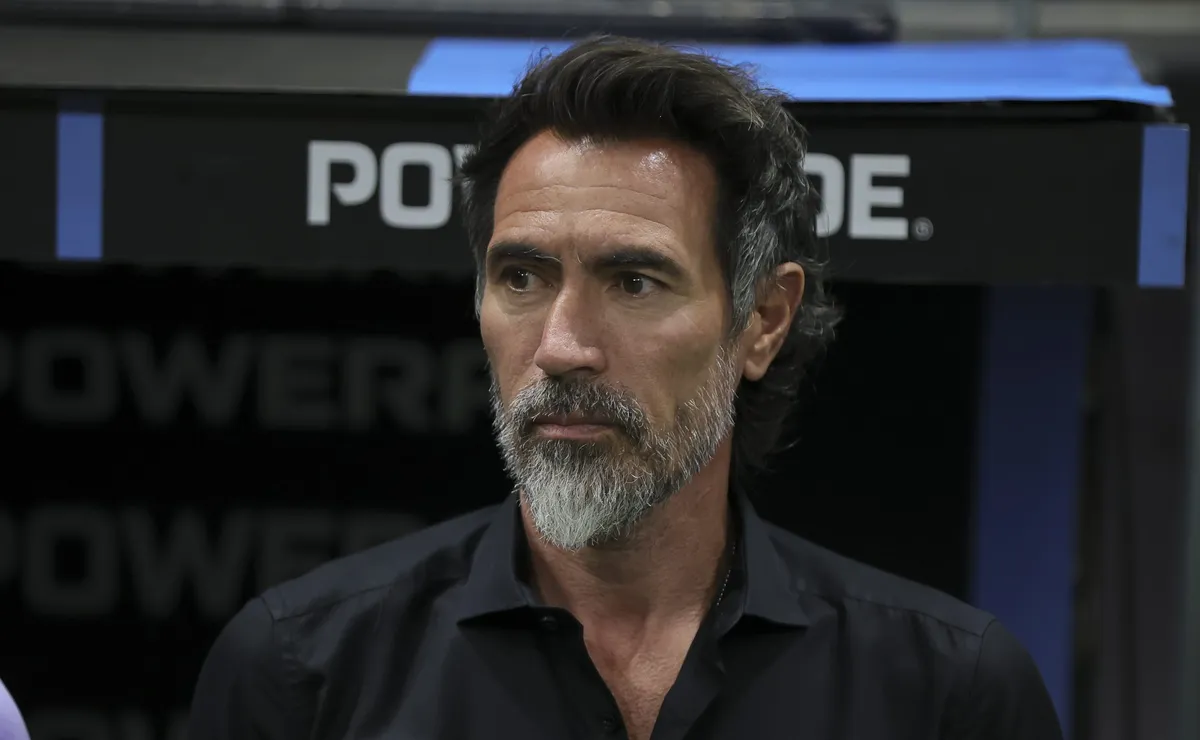 Domínguez detalha motivos para Veneno e Riquelme seguirem sem estreia no Atlético-MG: “Vai ter oportunidade”