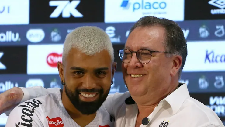 Marcelo Teixeira ao lado de Gabigol em coletiva de imprensa.