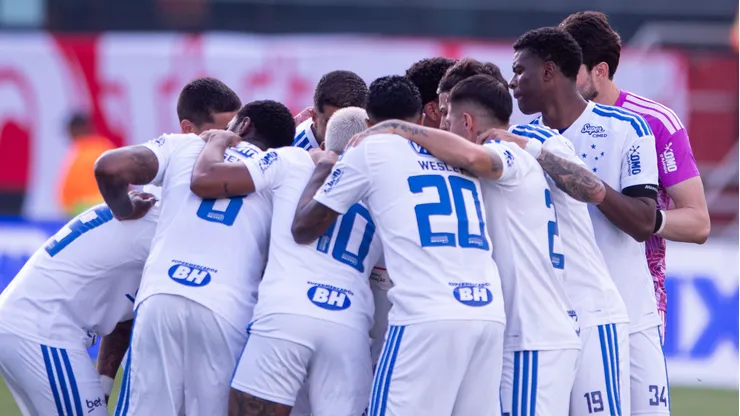 Elenco do Cruzeiro em partida no Brasileirão - Foto: Jhony Pinho/AGIF