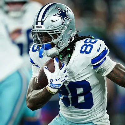 CeeDee Lamb ganha protagonismo no ataque dos Cowboys
