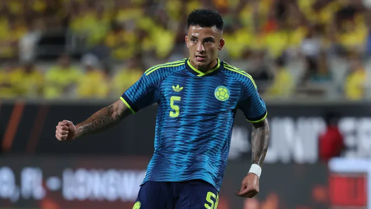 Kevin Castaño, da Colômbia, chuta a bola durante o amistoso internacional entre Colômbia e Croácia. (Photo by Leonardo Fernandez/Getty Images)