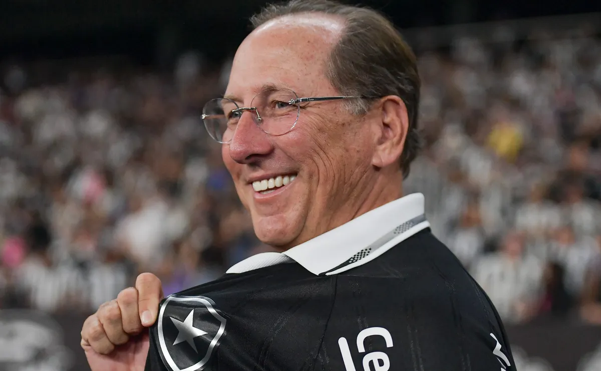 John Textor ganha espaço na SAF do Botafogo após decisão da Justiça e tem multa suspensa