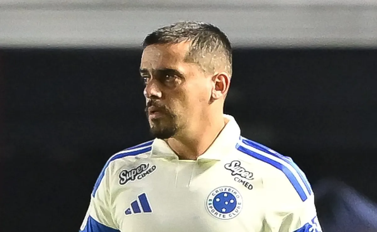 Fagner reencontra Paulinho no Cruzeiro em meio a fim de contrato e dúvidas sobre a renovação