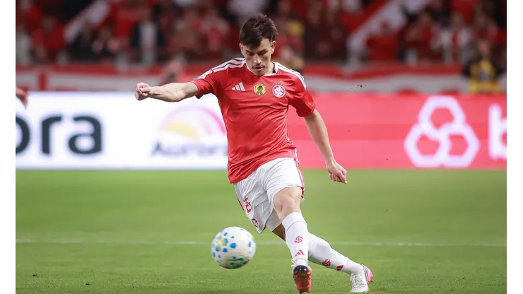 Bernabei vira ala no Inter. Maxi Franzoi/AGIF.