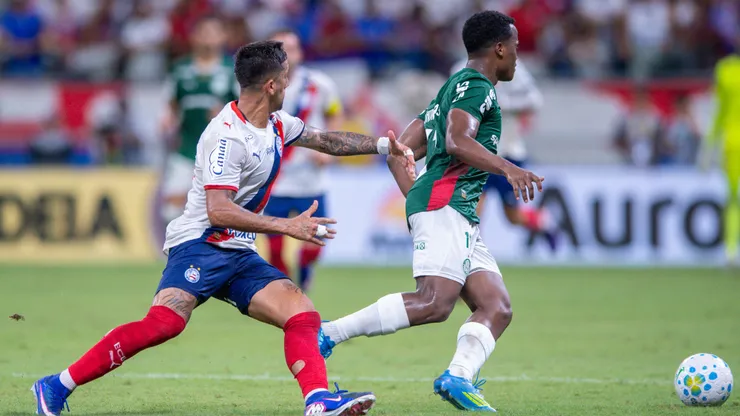 Kike Olivera jogador do Bahia disputa lance com Arias jogador do Palmeiras. Foto: Jhony Pinho/AGIF