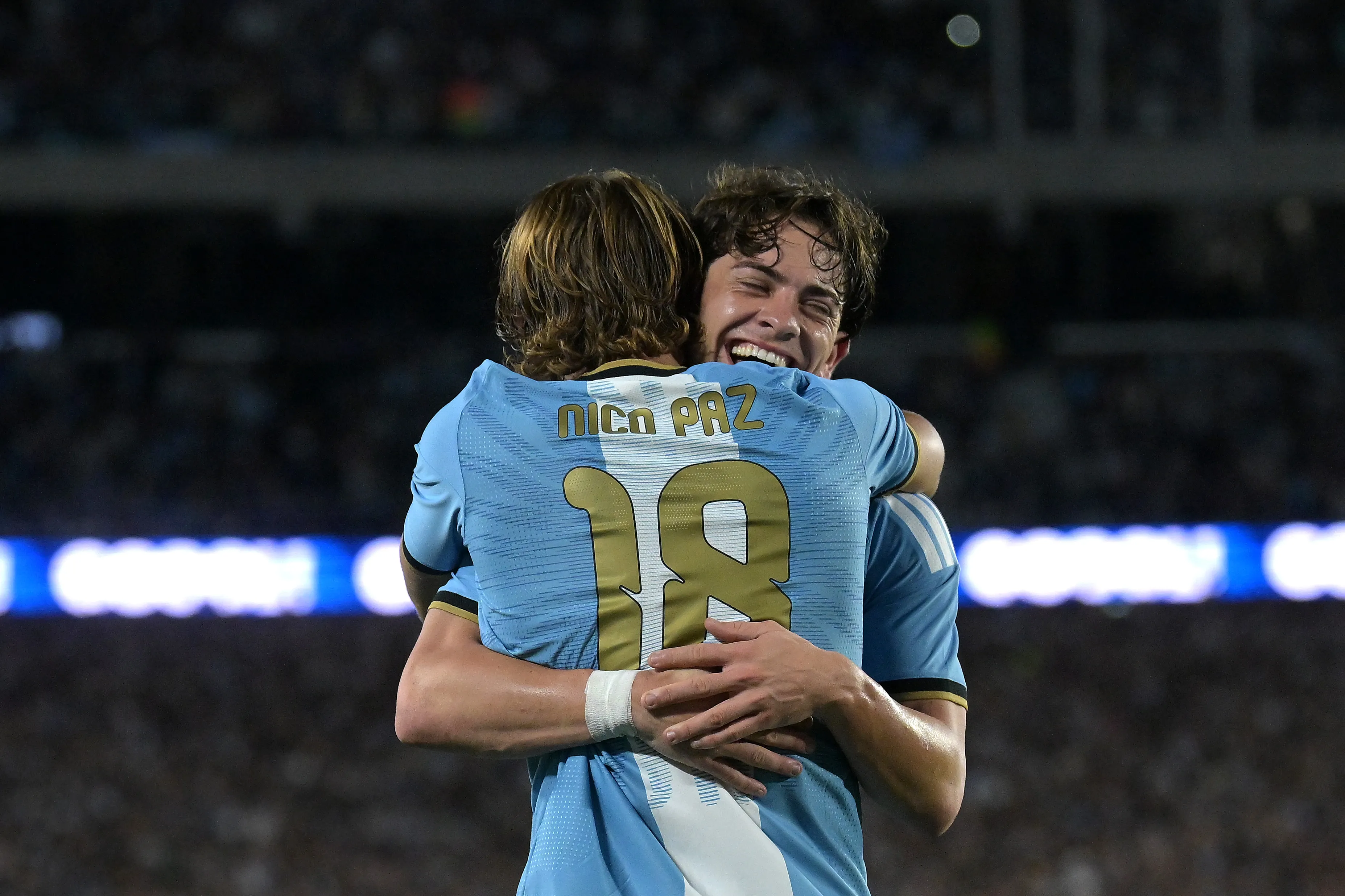 Camisa 4 da Albiceleste atuou 90 minutos na despedida de Messi e foi um dos destaques nesta Data FIFA do time de Scaloni – Foto: Marcelo Endelli/Getty Images)