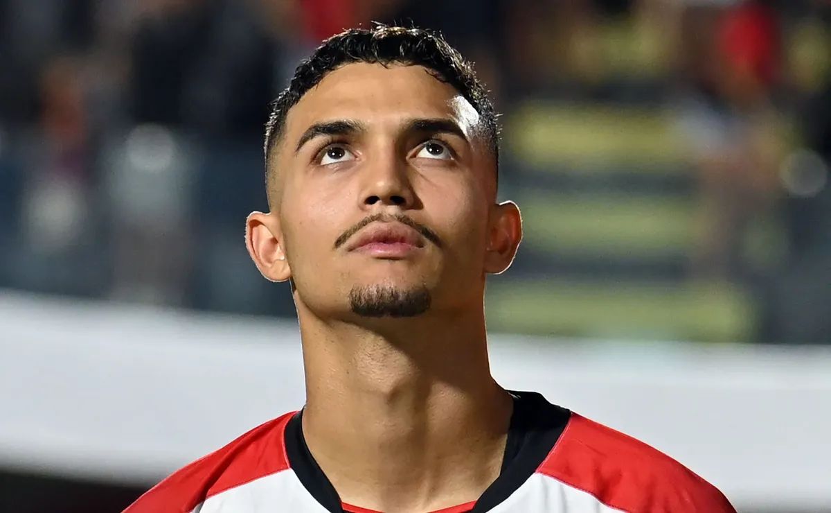 Flamengo monitora o zagueiro Arthur Dias, destaque do Athletico-PR