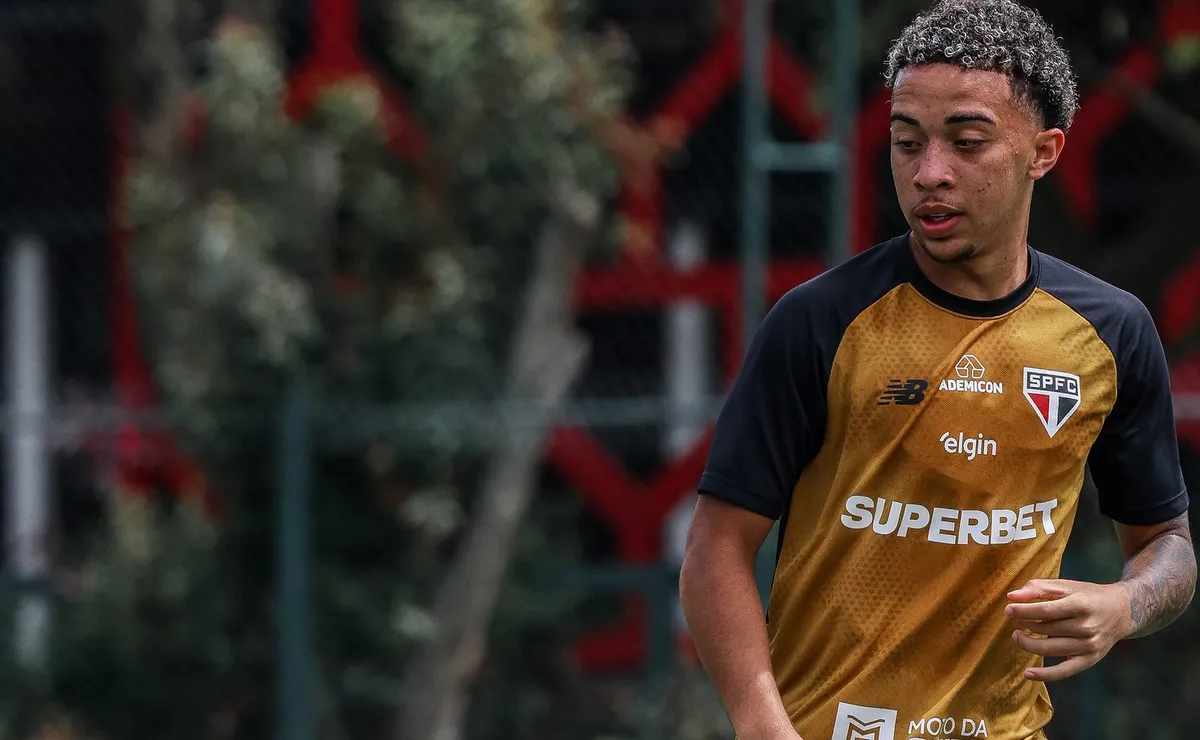 Dorival conversa com Pedro Ferreira e São Paulo vê evolução do jovem para ganhar espaço