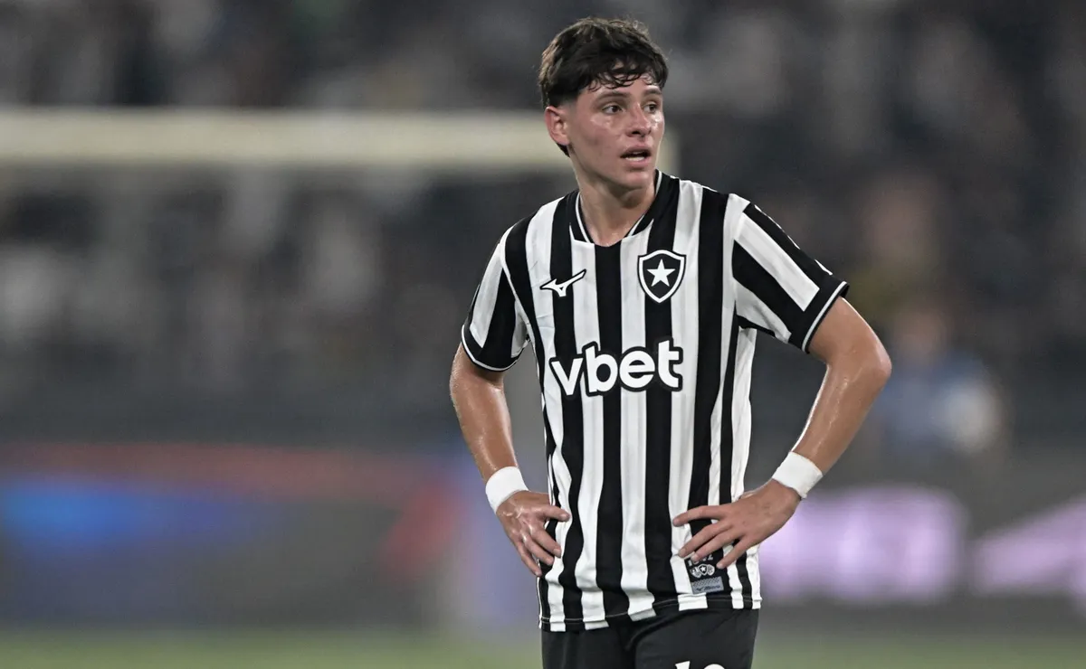 Botafogo encara o Vasco buscando se afastar da parte inferior da tabela do Brasileirão e com oito pendurados