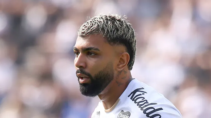 Gabigol em campo durante amistoso no Pacaembu.