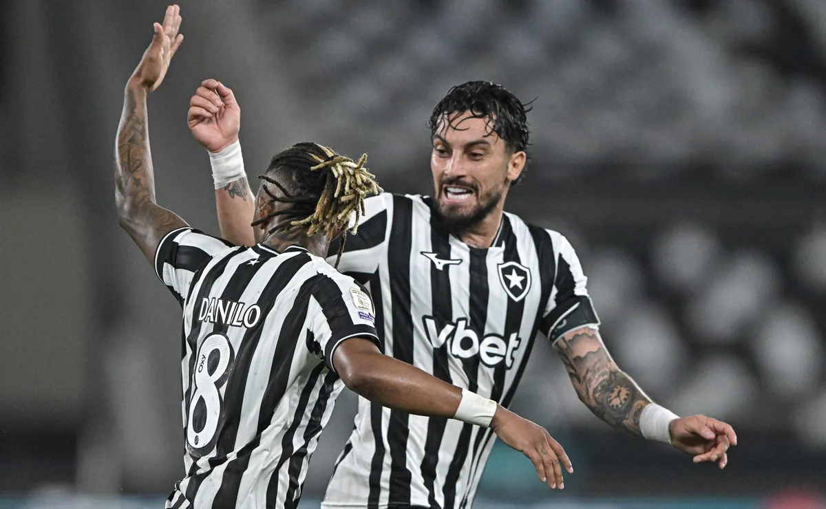 Após sequência na Seleção Brasileira, Danilo ganha elogios de Alex Telles no Botafogo