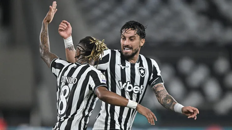 Danilo jogador do Botafogo comemora seu gol com Alex Telles jogador da sua equipe. Foto: Thiago Ribeiro/AGIF