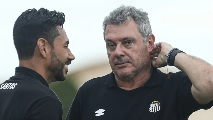 Quaresma ao lado de Rodrigão, coordenador geral da base do Peixe. Fotos: Reinaldo Campos/ Santos F.C.