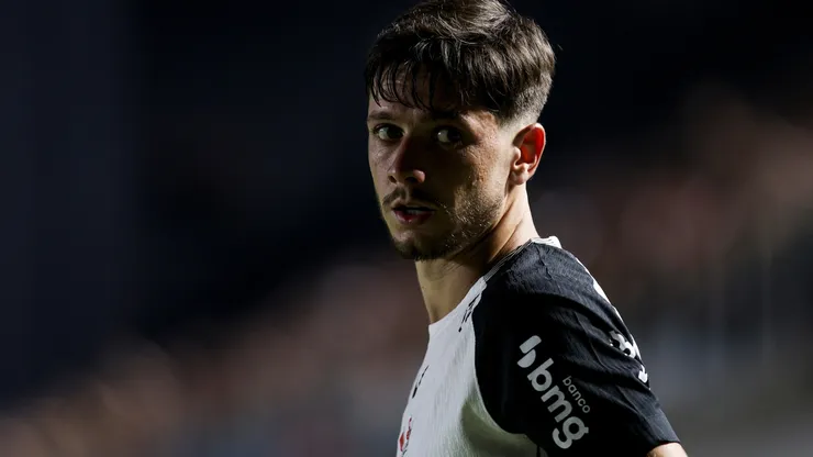 Diniz muda função de Garro, mas argentino vira alvo de críticas da Fiel contra o Inter - Foto: Ricardo Moreira/Getty Images