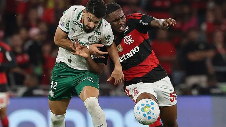 Flaco e Evertton Araújo disputam a bola em campo e as diretorias do Verdão e do Fla disputam outra 'peleja' longe dos gramados - (Photo by Wagner Meier/Getty Images)