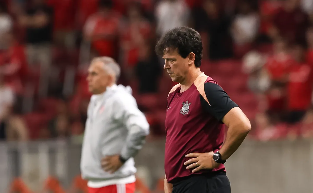 Corinthians demite Fernando Diniz após derrota para o Internacional no Brasileirão