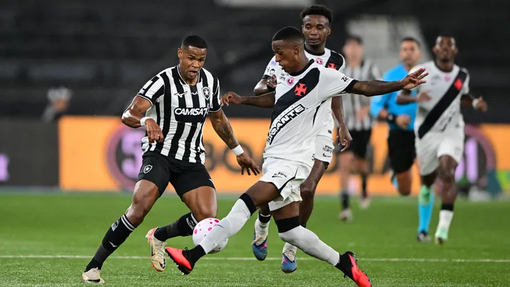 Júnior Santos jogador do Botafogo disputa lance com Robert Renan jogador do Vasco. Foto: Thiago Ribeiro/AGIF