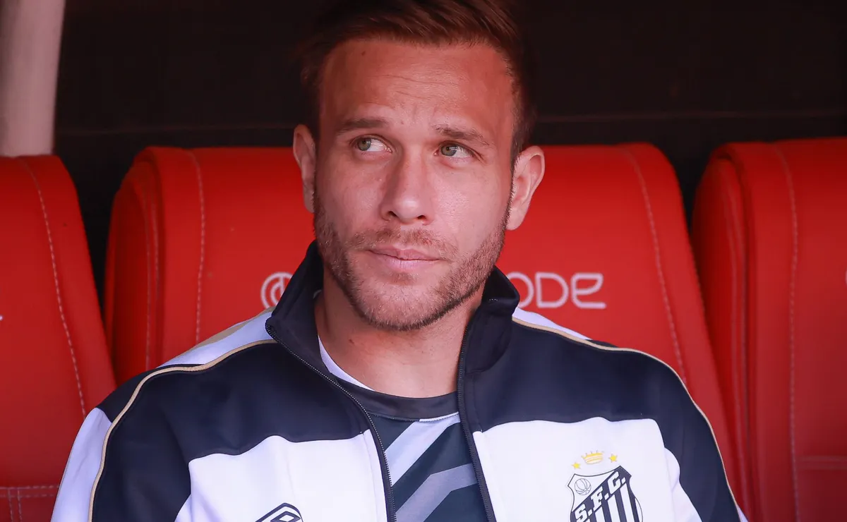 Arthur vira desfalque no Santos e só deve voltar nas últimas quatro rodadas do Brasileirão