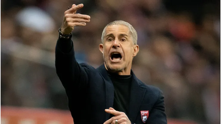 Sylvinho é uma das opões analisadas pelo Corinthians.