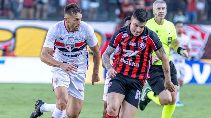 São Paulo e Vitória se enfrentam pelo Brasileirão. Foto: Márcio José/AGIF