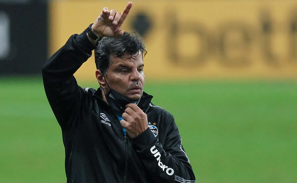 Auxiliar de Renato Portaluppi é preso no desembarque do Grêmio em Porto Alegre
