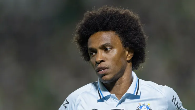 Willian em campo com a camisa do Grêmio.