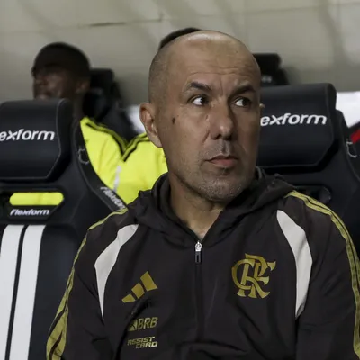 Técnico do Flamengo alivia para Rossi após falha em empate
