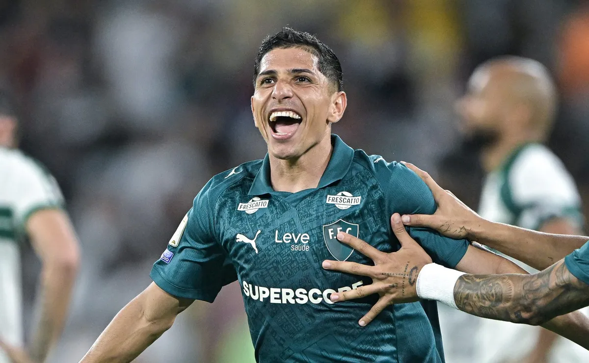 Savarino brilha com hat-trick, Fluminense goleia Coritiba e assume 3º lugar