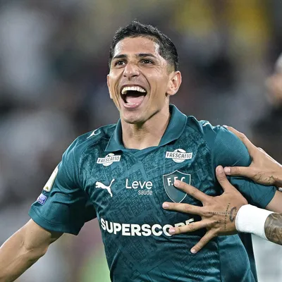Com hat-trick de Savarino, Fluminense goleia o Coritiba