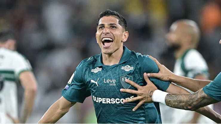 Savarino marca hat-trick