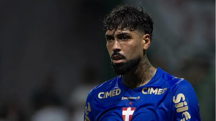 Barboza formou linha de três zagueiros com Gómez e Murilo diante do Bahia