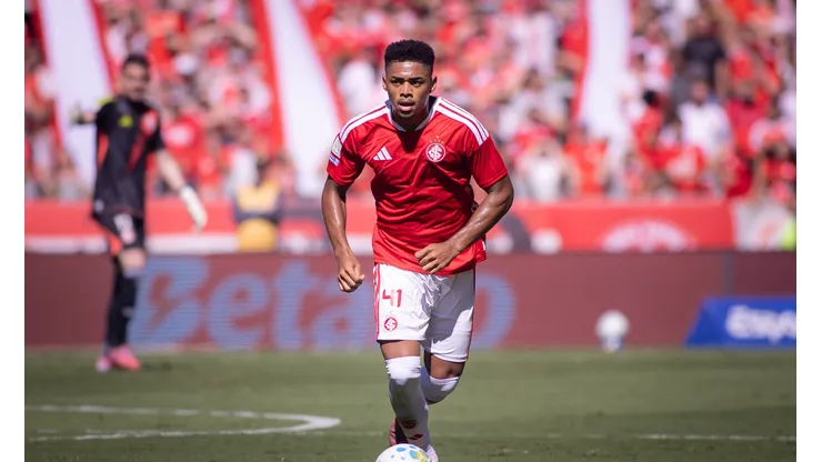 Victor Gabriel tem pena convertida no STJD. Maxi Franzoi/AGIF.
