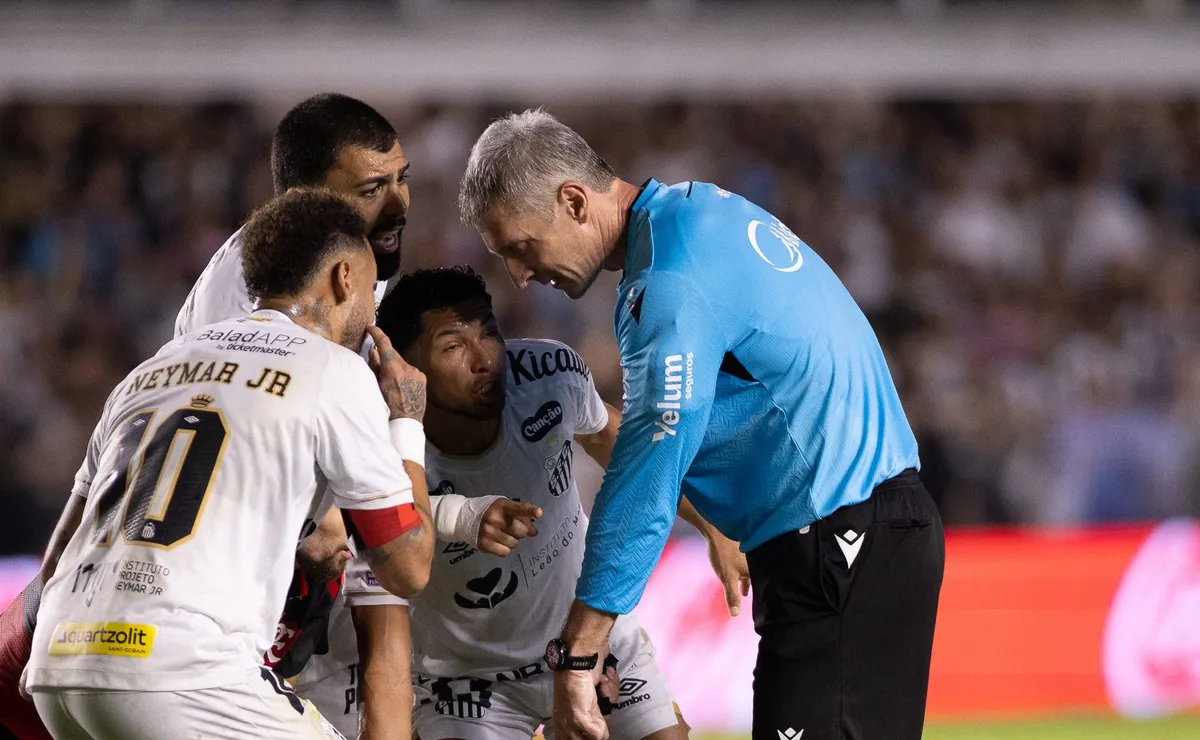 Flamengo divulga nota oficial detonando a arbitragem de Daronco